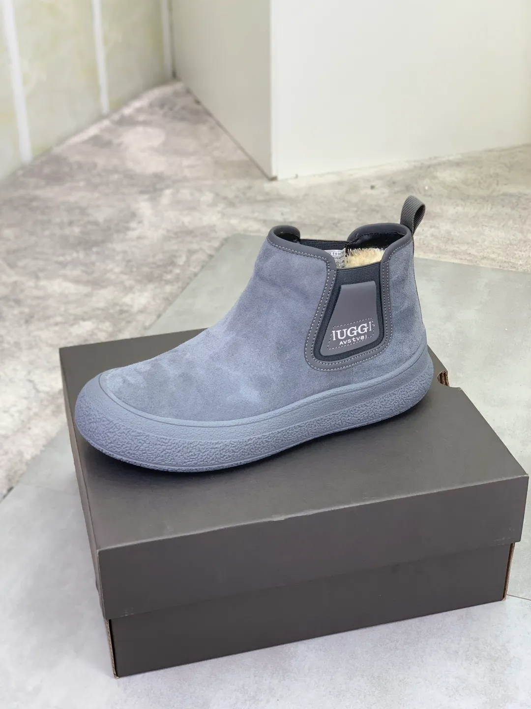 Men's men's shoes 💰P560 New arrival 🆕🆕🆕 IUGGI A pair of handsome Martin boots that want to be "welded" to the feet. Sheep fur lining is comfortable and warm. The anti-slip performance is even better. Matte cowhide with super comfortable stretch velvet. ➕Fine handmade stitching to keep your feet from freezing in the winter. Must be arranged! Perfectly interpreting the essence of Chelsea, trendy and fashionable, casual and versatile. Size: 39-44